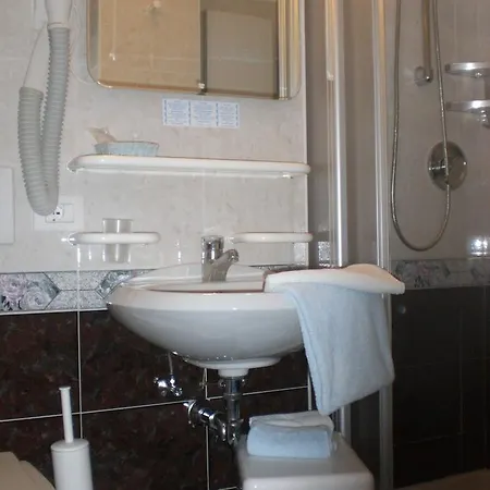 Hotel Croce Bianca 3*